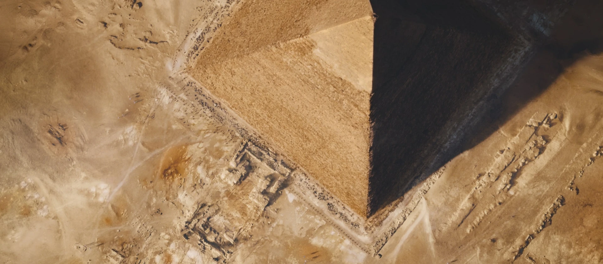 Death on the Nile pyramid aerial view Raynault vfx